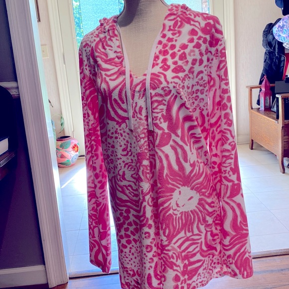 Lilly Pulitzer Tops - Lilly Pulitzer Hooded Beach Popover, size Large, EUC Pink Lion Print